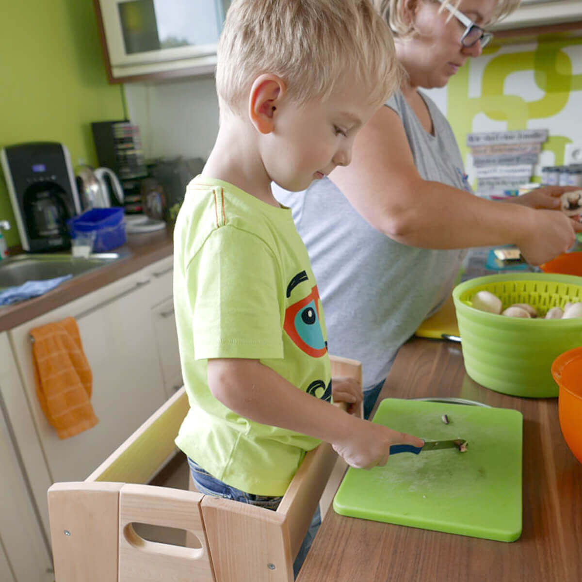Lernturm sicher geschlossen aus Holz für Kinder