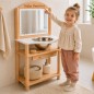 Preview: Kind zeigt freudig auf die Namensgravur am personalisierten Montessori Waschtisch NERI aus Buchenholz