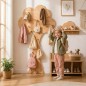Preview: Kind nutzt Baum Garderobe im hellen Kinderzimmer und lernt selbstständig Ordnung halten