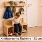Preview: Kind sitzt bequem auf Kinder Sitzbank und zieht selbstständig Schuhe an – kindgerechte Sitzhöhe.