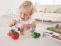 Preview: Kind spielt mit Gartengemüse, welches mit einem Holzmesser spielerisch zerteilt werden kann.