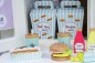 Preview: Spielzeug-Fast-Food-Sets JB-W7146 und JB-W7145: Hamburger und Hot Dog aus Holz mit passenden Trageboxen, Getränkebechern und Saucenflaschen für den Kaufladen
