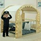 Preview: Polizei-Rollenspiel am großen Holz-Gefängnis für Spielständer – Kind spielt kreativ, fördert Fantasie und soziales Lernen