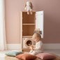 Preview: Getränkehalter Tür-Körbchen an Kinderküche montiert – Kind spielt im aufgeräumten Kinderzimmer mit Spielküchen-Zubehör