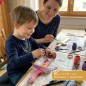 Preview: Kind bemalt ein Holzschwert aus Holz beim kreativen Basteln und Gestalten
