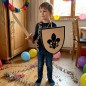 Preview: Kind hält Holzschild mit Lilienmotiv und Holzschwert beim fantasievollen Spiel
