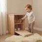 Preview: Kind spielt konzentriert mit einer Kinder Spülmaschine aus Holz – Montessori-inspiriertes Rollenspiel fördert Ordnung und Alltagsverständnis