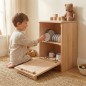 Preview: Kind räumt Geschirr in eine Kinder Spülmaschine aus massivem Buchenholz ein – spielerisches Lernen und selbstständiges Rollenspiel im Kinderzimmer