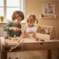 Preview: Kinder spielen gemeinsam mit der Holzspielzeug Peitz Werkbank in der Kita – pädagogisch wertvoll, aus massivem Buchenholz und ideal für Montessori und Waldorf Lernen
