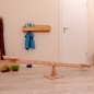 Preview: Der Sprossenbaum steht auf einem Standfuß mittig im Kinderzimmer. Im Hindergrund sind der Schuhschrank, die Garderobe und eine Ordnungskiste mit Spielzeug.