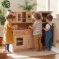 Preview: Kinder spielen an der Kinderküche Hänsel Set mit Herd, Arbeitsfläche und Holz Küchenset Funktionen.