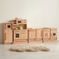 Preview: Große Kinderküchenzeile aus Holz mit mehreren Spielküchenmodulen und Arbeitsflächen auf einem Teppich im Kinderzimmer