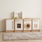 Preview: Kinderküchenzeile aus Holz mit Backofen, Spüle und seitlichem Kühlschrankmodul mit dezent platzierten Küchenutensilien