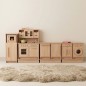 Preview: Große Kinderküchenzeile aus Holz mit mehreren Spielküchenmodulen und Arbeitsflächen auf einem Teppich im Kinderzimmer