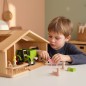 Preview: Puppenhaus Elsa weiß-natur aus massivem Buchenholz – Bauernhof-Szene im skandinavischen Kinderzimmer mit Holztraktor und Tieren, zeigt Detail und Handwerksqualität