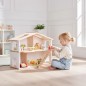 Preview: Kind spielt mit Puppenhaus Elsa weiß-Natur aus Buche im modernen Kinderzimmer – fördert Kreativität und freies Spiel.