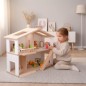 Preview: Weißes Holz-Puppenhaus Elsa aus Buche – Kind entdeckt fantasievoll sein Spielzimmer im skandinavischen Stil.