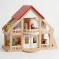 Preview: Großes Puppenhaus aus naturbelassenem Buchenholz mit rotem Dach, liebevoll mit Puppenmöbeln eingerichtet