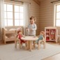 Preview: Kleinkind spielt mit Puppen und serviert ihnen Tee