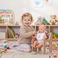 Preview: Kind spielt mit Puppe im Puppenstuhl