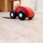 Preview: Spielzeugauto mit Männchen fährt in Zimmer