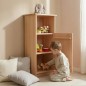 Preview: Kind spielt mit Butler Schrank aus Buche im natürlichen Kinderzimmer – offener Spielzeugschrank fördert Ordnung und Selbstständigkeit