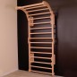Preview: Flexi Sprossenwand Rama mit Bogen aus Massivholz stehend im Zimmer