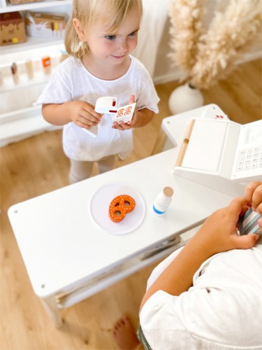 Spielzeugkasse mit Scanner - Freudige Kinder