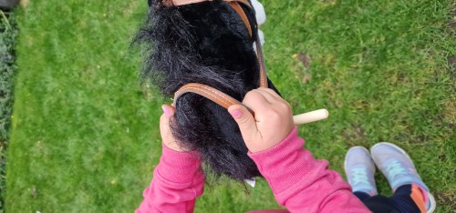 Steckenpferd mit Griff und Trense - perfekt zum galoppieren im Garten