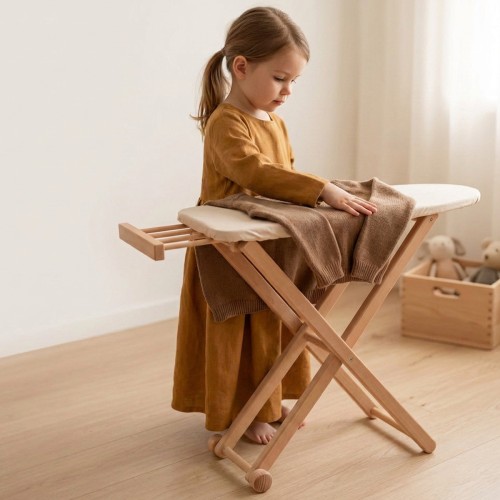 Kind bügelt Kleidung auf Holz Bügelbrett im Kinderzimmer