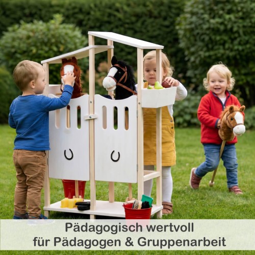 Kinder spielen gemeinsam mit Hobby Horse Stall im Garten