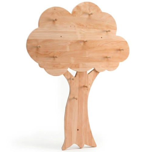 Baum Garderobe Kinder aus naturbelassenem Erlenholz freigestellt auf weißem Hintergrund
