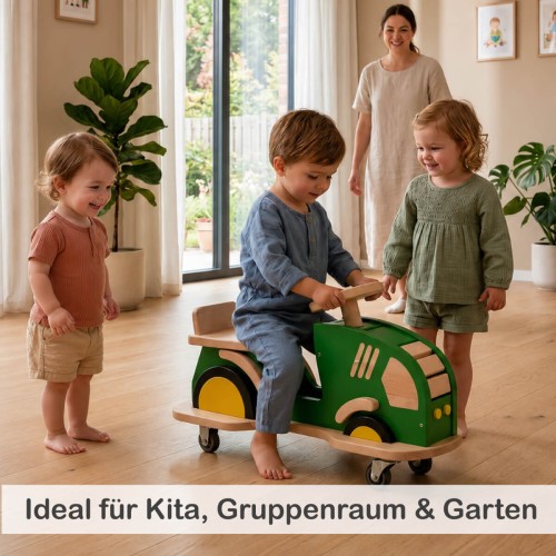 Kinder spielen mit Holz Traktor BERTI in einer minimalistischen Kita-Umgebung.