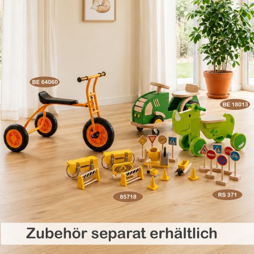 Holz Traktor BERTI mit passendem Holzspielzeug und weiteren Spielideen.