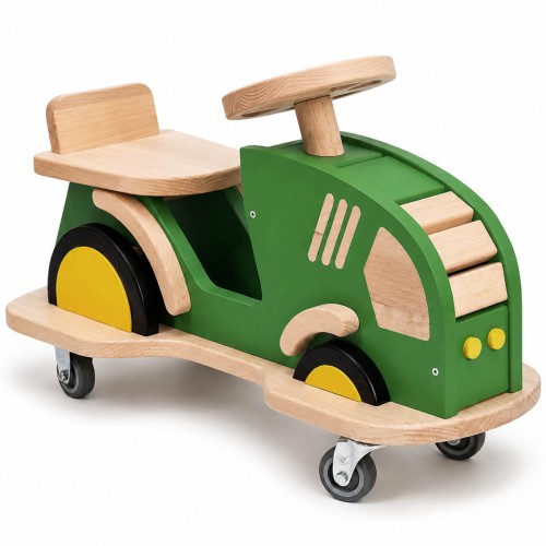 Holz Traktor BERTI zum Draufsitzen freigestellt auf weißem Hintergrund.