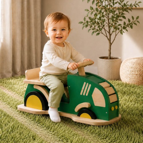 Traktor Rutschauto aus Holz mit Kind auf grünem Mähteppich im Kinderzimmer.