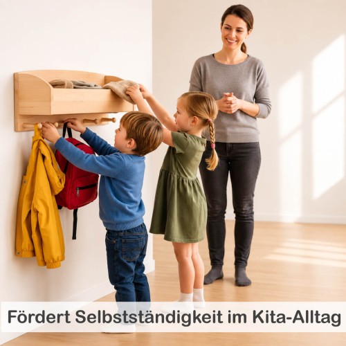 Montessori Garderobe: Pädagogische Szene der Kindergarderobe in der Kita. Zwei Kinder nutzen selbstständig die Garderobe, die Ablage enthält Mützen. Erzieherin im Hintergrund.