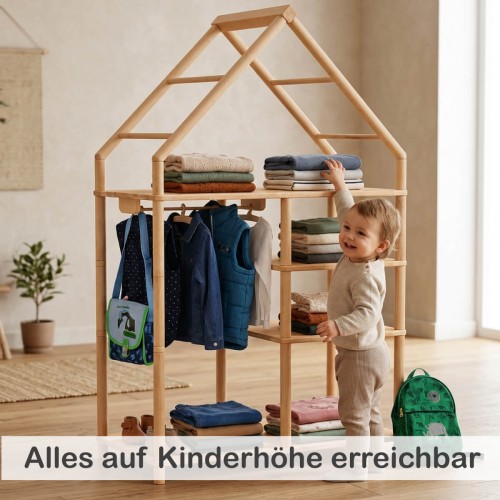 Kind erreicht Kleidung am Montessori Kleiderschrank selbstständig im hellen Flur