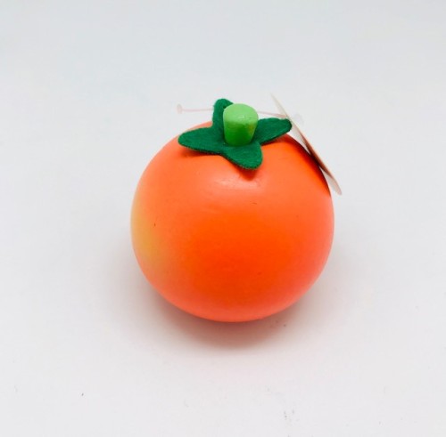 Runde Spielzeug-Orange aus Holz mit grünem Blatt-Detail für die Kinderküche oder den Kaufladen