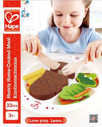 ädchen spielt mit dem Hape Kantinenschmaus E3141 Holzspielzeug-Set und schneidet ein Holz-Steak mit Messer und Gabel