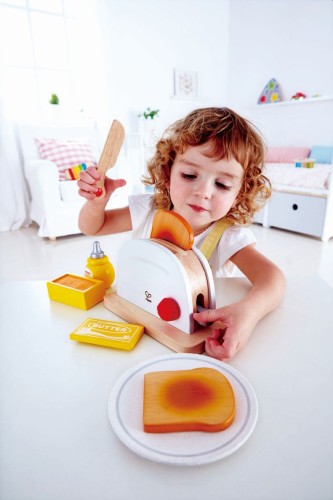 Spielendes Kind mit Spieltoaster von Hape