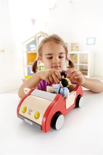 Spielzeugauto als Ergänzung für das Puoppenhaus