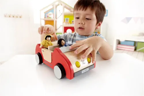 Holzspielzeugauto als Ergänzung für das Puppenhaus