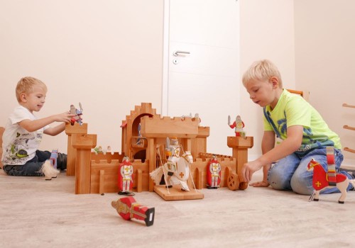 Kinder spielen mit einer Holz-Ritterburg