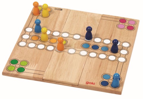 Klassisches Ludo-Spielbrett aus hellem Holz; auf den weißen Feldern stehen verschiedene bunte Holzfiguren in Gelb, Grün, Blau, Rosa und Orange