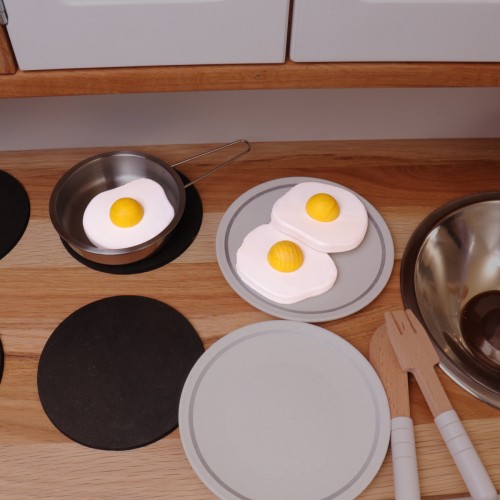 Spielpfanne mit Spiegelei aus Holz, Teller und Salatbesteck