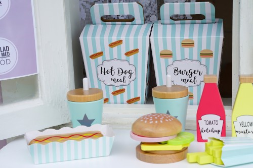 Spielzeug-Fast-Food-Kombination: Hot-Dog-Set JB-W7145 und Hamburger-Set JB-W7146 aus Holz mit 'Meal'-Boxen und Getränkebechern im Kinder-Kaufladen