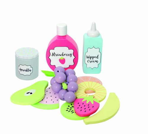 Buntes Fruchtsalat-Set JB-W7161: Spielzeug-Obst aus Holz mit Erdbeersauce, Schlagsahne und verschiedenen Früchten wie Weintrauben, Melone und Banane
