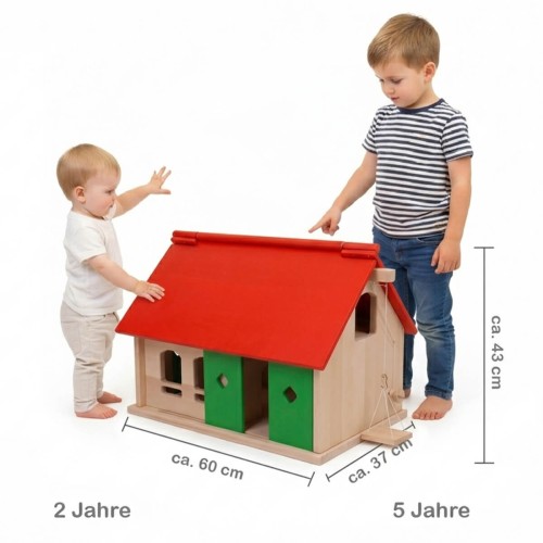Großer Holz Bauernhof im Größenvergleich mit Kindern – ideal für Kleinkinder