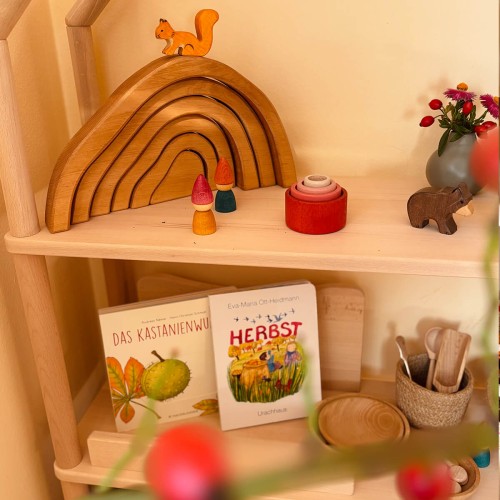 Bücherregal im Montessori Stil für Kinder